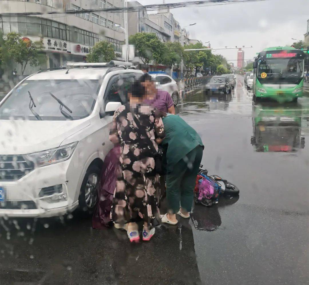 小编有话说:近日邓州多雨,下雨天路面湿滑,车祸发生率增高.