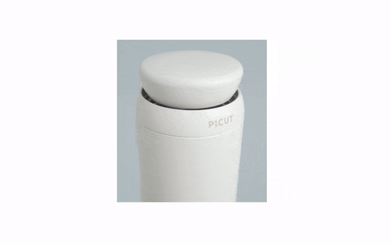 所以设计师在水瓶盖子处增加了切割药片的功能,让一切变得顺理成章.