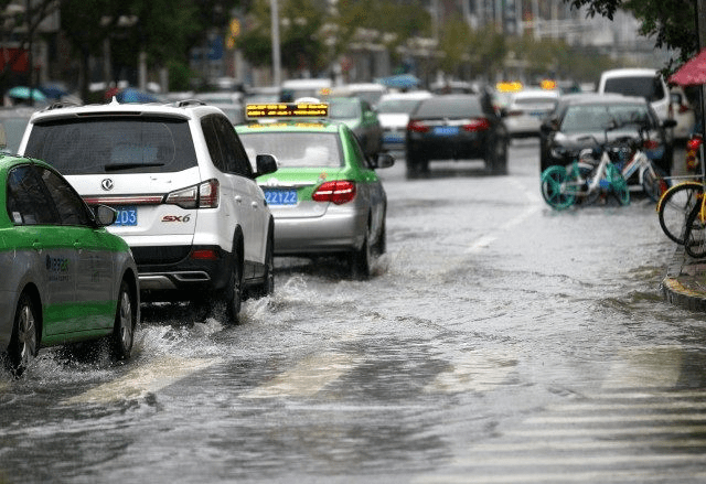 郑州暴雨预警:严禁靠近灯杆防触电 警惕路上水漩防陷入!