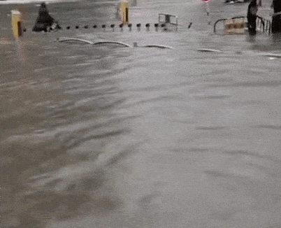 地铁停运,公交停运.郑州这场暴雨下疯了!