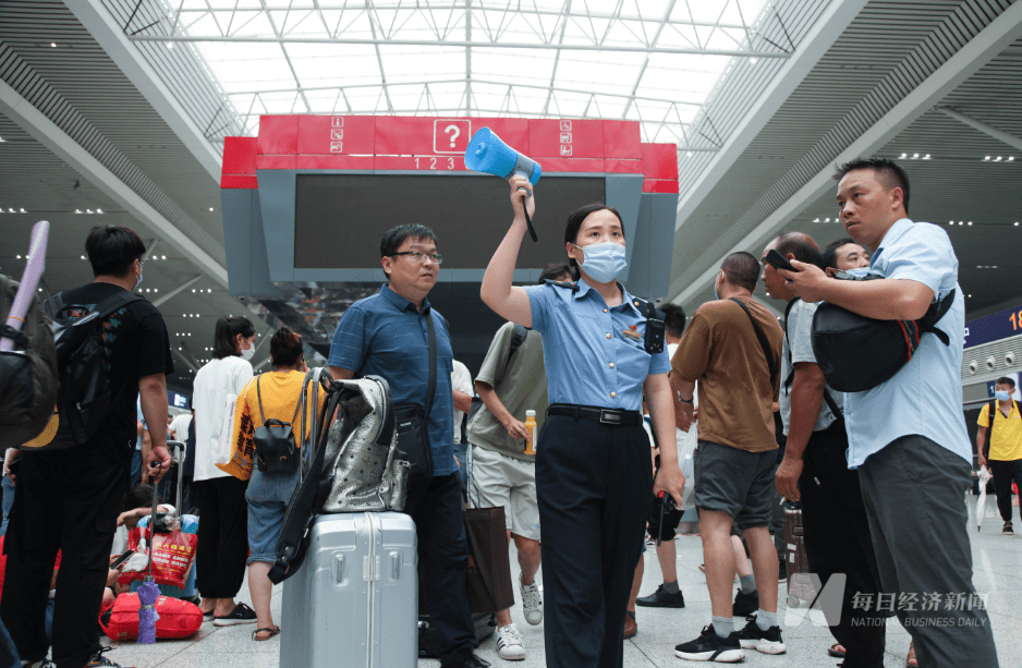 图集|滞留郑州东站旅客群像:车站栏杆上晾起衣服,小吃