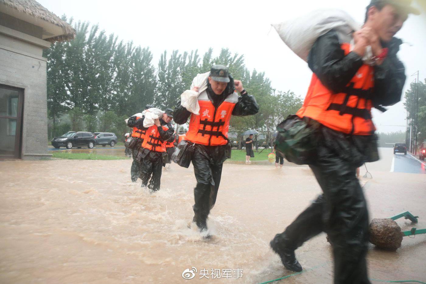 武警河南总队750 多名官兵紧急投入抗洪抢险