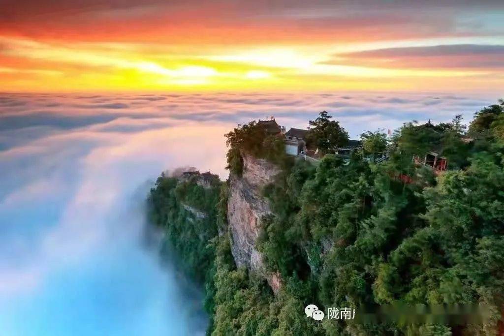 凉爽宜人走上成县鸡峰山避暑去
