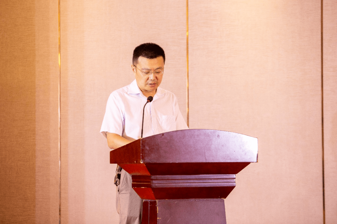 扬州市邗江区副区长 丁明哲主持会议