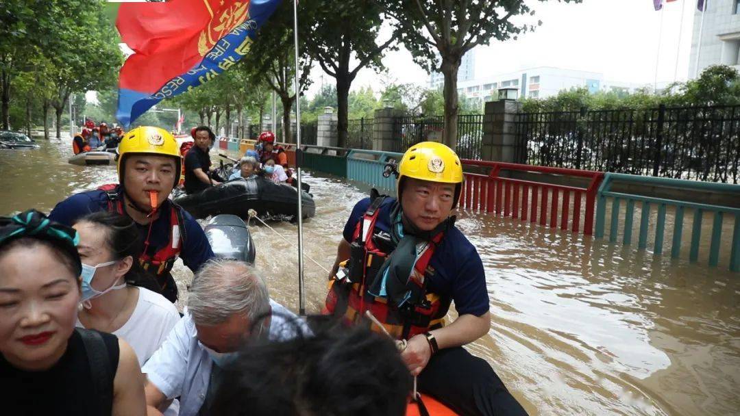 汛情一线党旗红郑州消防防汛救灾进行时