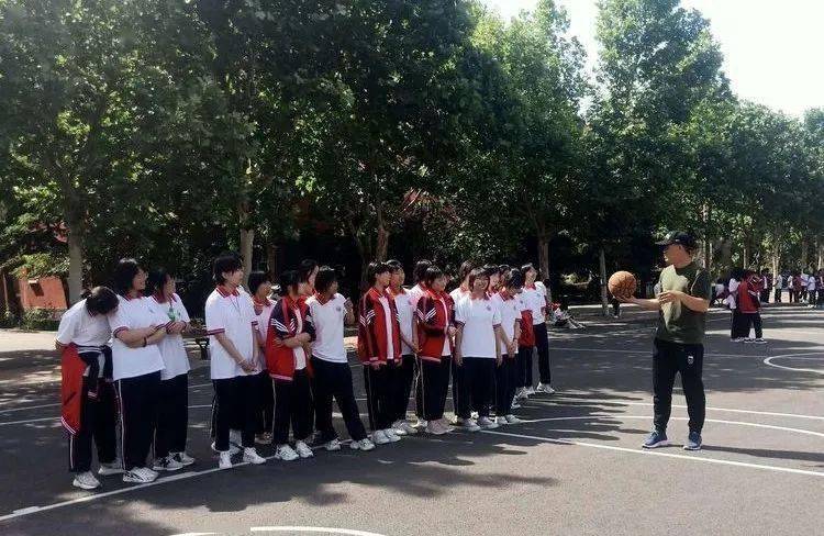 沙河市第一中学大力弘扬奥林匹克精神,推动校园冰雪运动普及,丰富教育