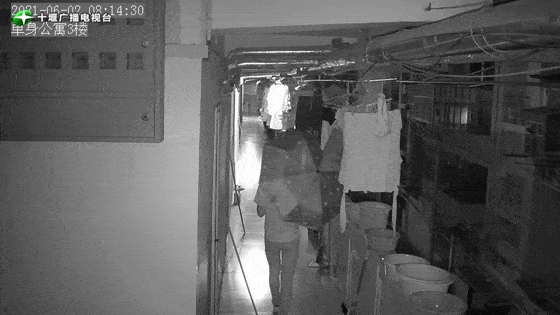 变态!一男子凌晨翻入女生宿舍,把手伸向