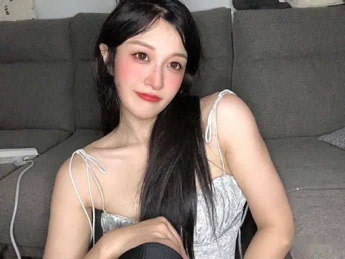 "拿铁女孩"为什么如此受欢迎?看到她的身材我顿悟了.