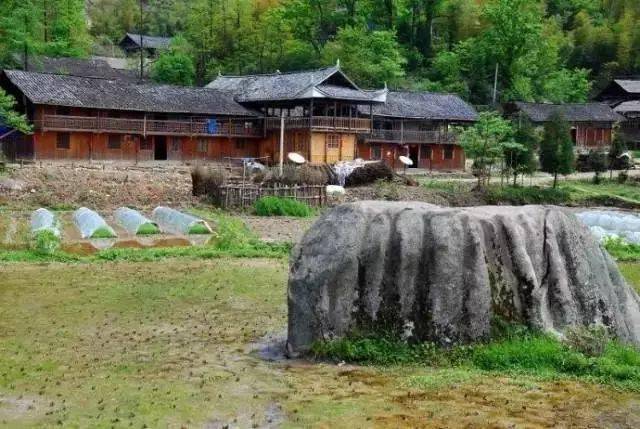 地址:湖南省永州市江永县兰溪瑶族乡勾蓝瑶寨古村  2.崇木凼村