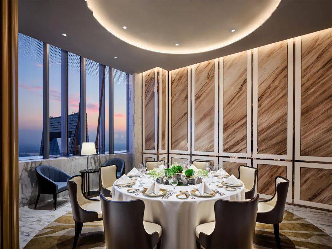j酒店上海中心|各具特色的餐厅和酒吧,为宾客呈现云端