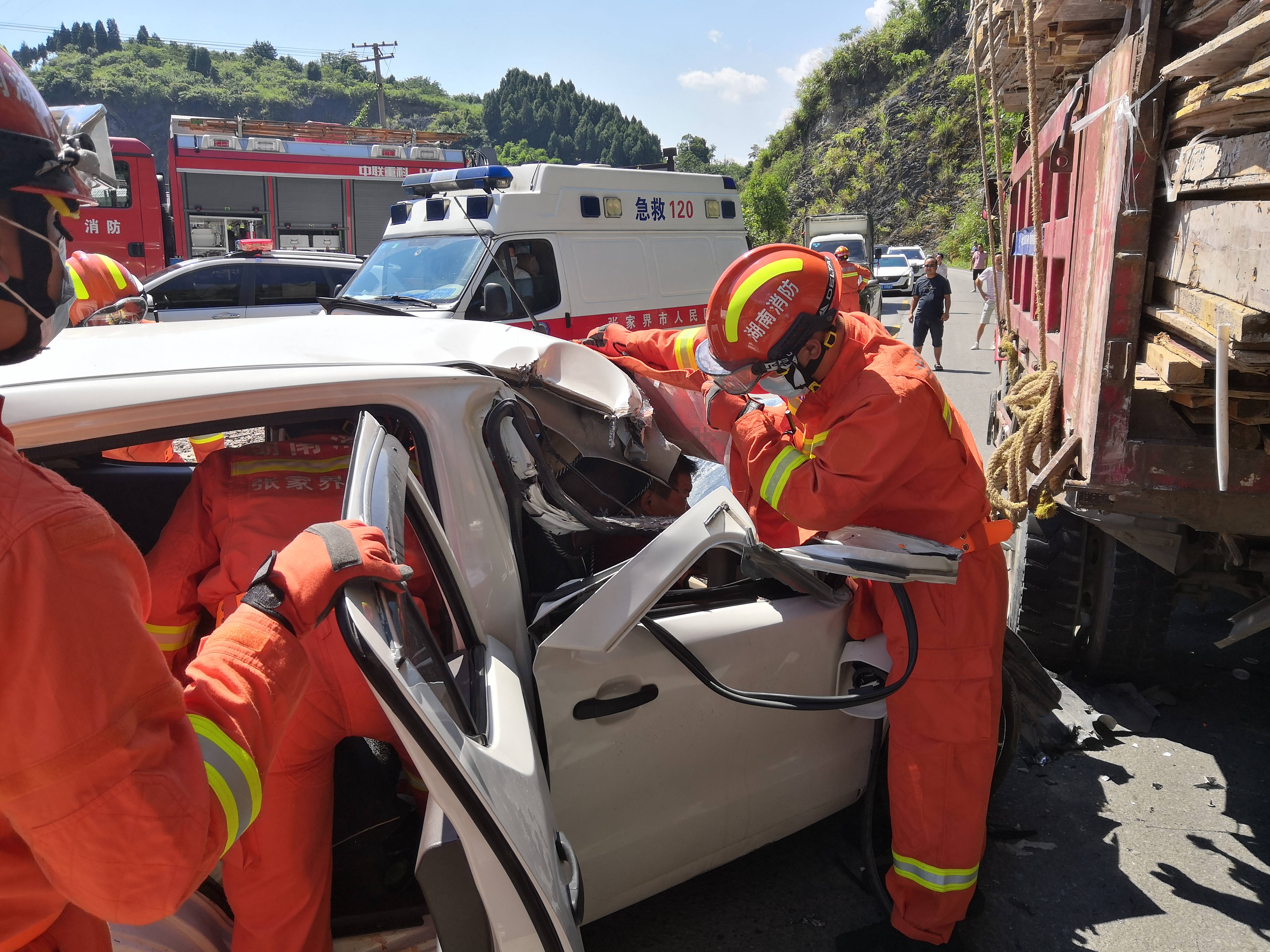 小轿车超车失败,追尾半挂车致2人被困,张家界消防拆车门救人_事故