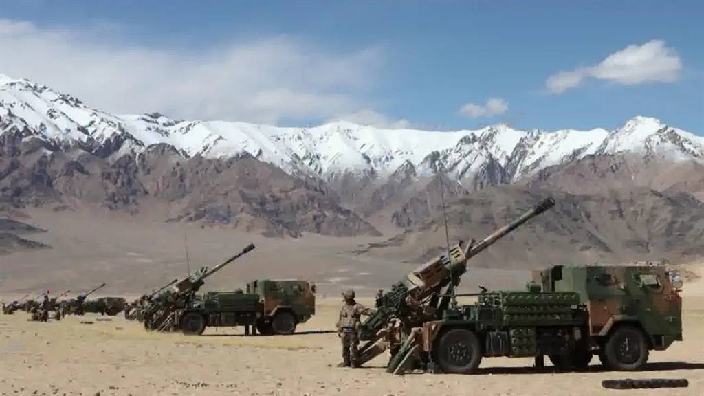 资料图:新疆军区某团列装的新型车载榴弹炮 来源:央视军事报道