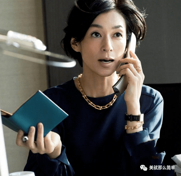 日本女星,铃木保奈美今年54岁的年纪,依旧美丽,优雅,在她的身上看不到
