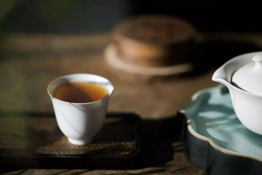 一 喝茶可因茶类,环境,年龄,阅历 而喝出不同感受 古人眼中的喝茶意境