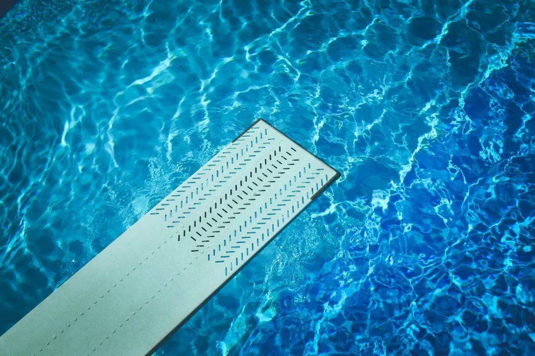 但它也是跳水的意思,而跳水时借助起跳的跳板,可以说  diving board