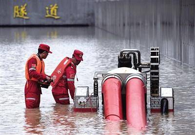 距离7月20日的那场暴雨已经过去十天,郑州市区的涝渍已在逐渐消退