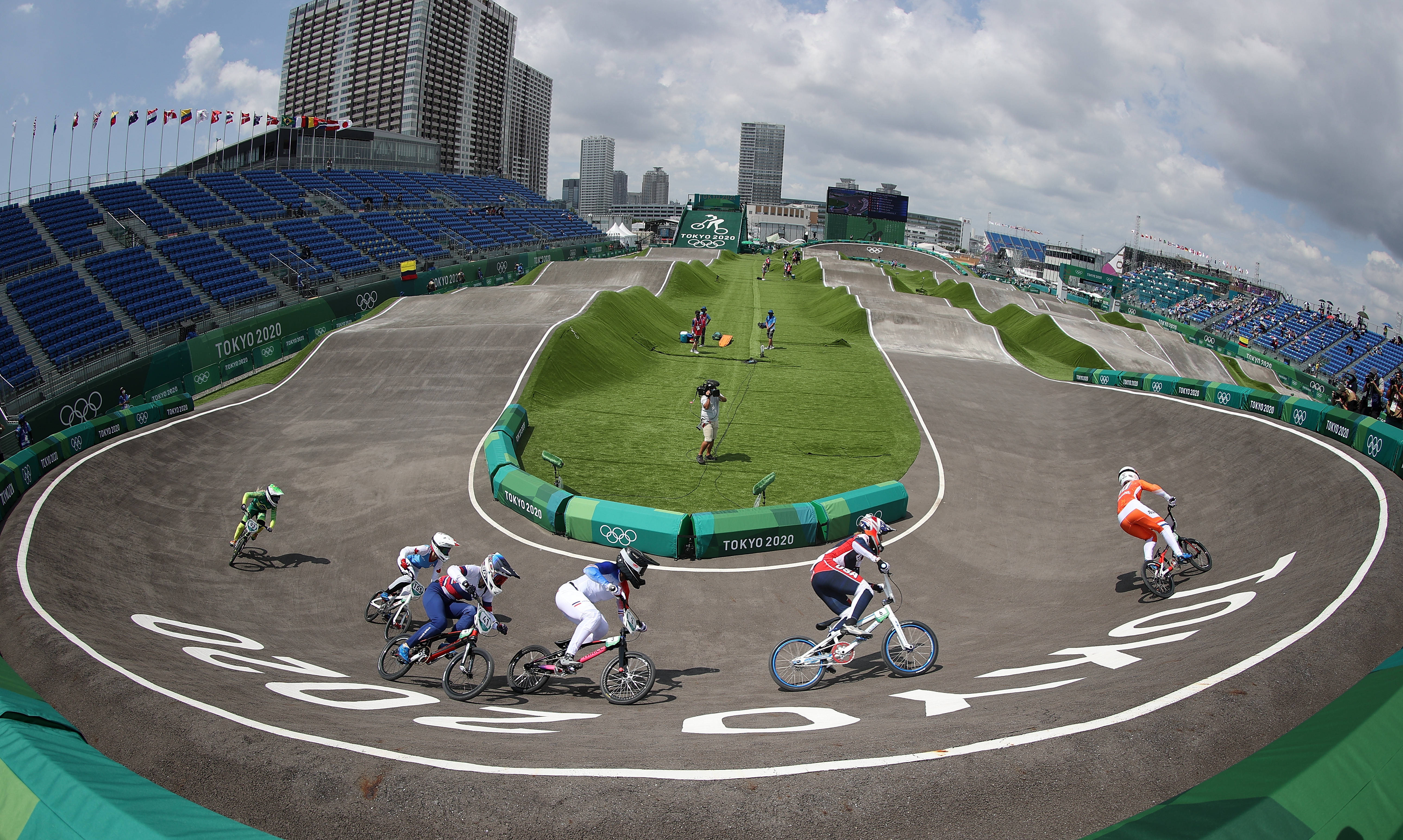 当日,东京奥运会bmx小轮车竞速赛在有明城市体育公园开 ..