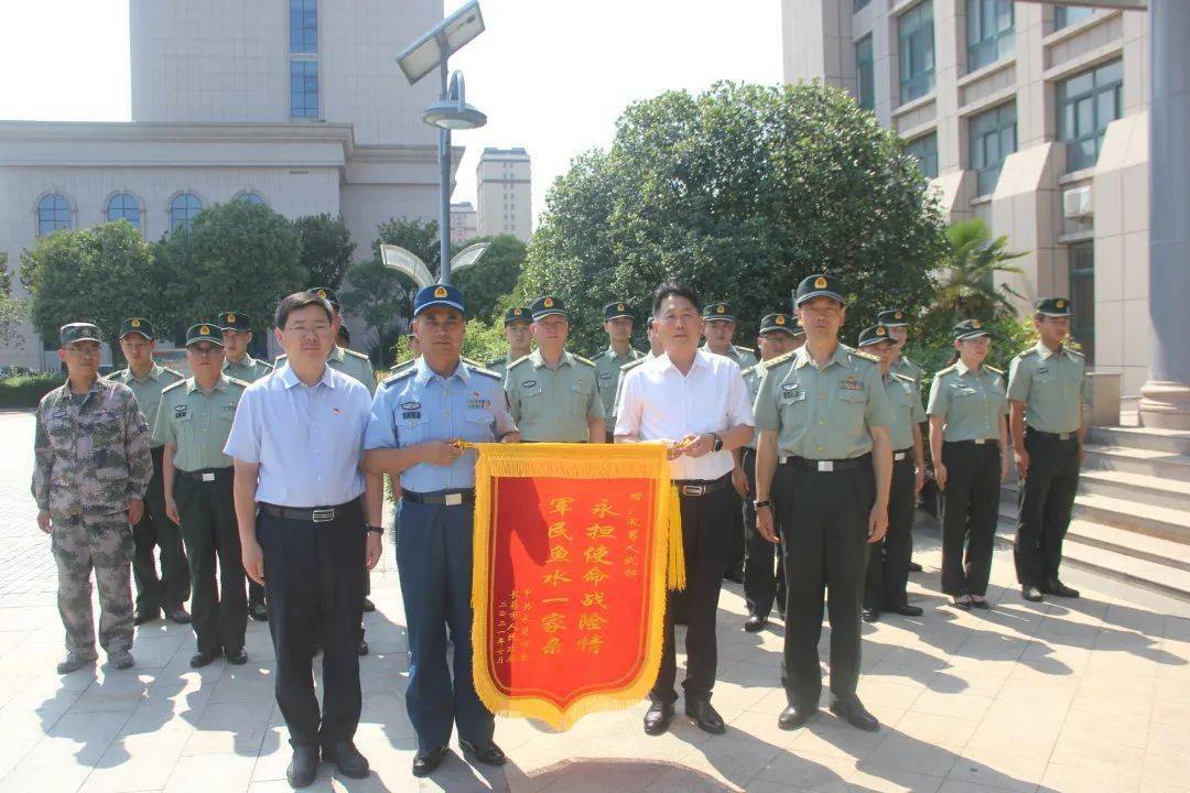 河南省长葛市四大班子领导看望慰问抗洪救灾部队和驻长葛部队官兵