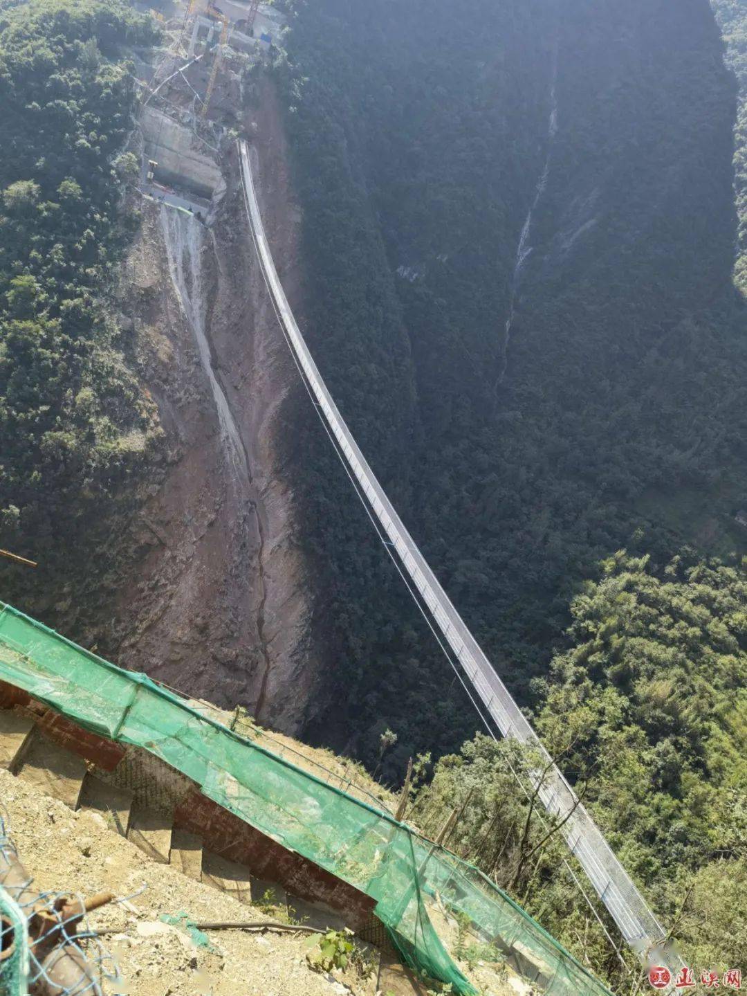 巫溪有座比玻璃廊桥惊险100倍的钢索桥,桥面都是空的