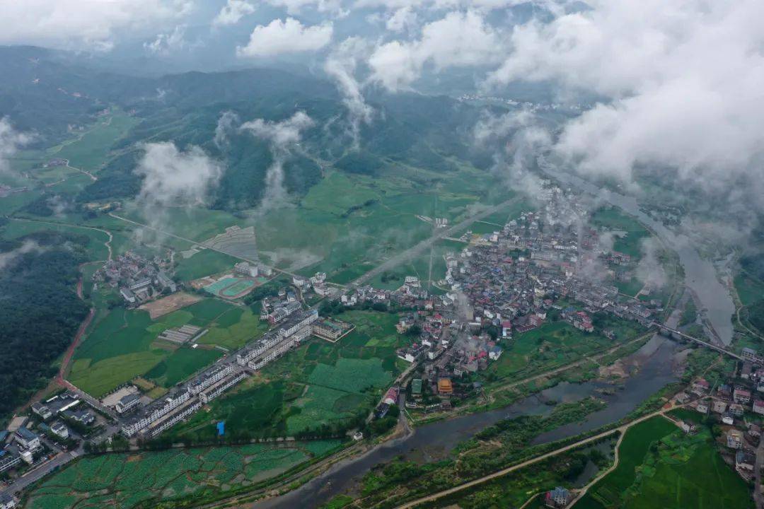 葛仙山雨后山村美如画_铅山县