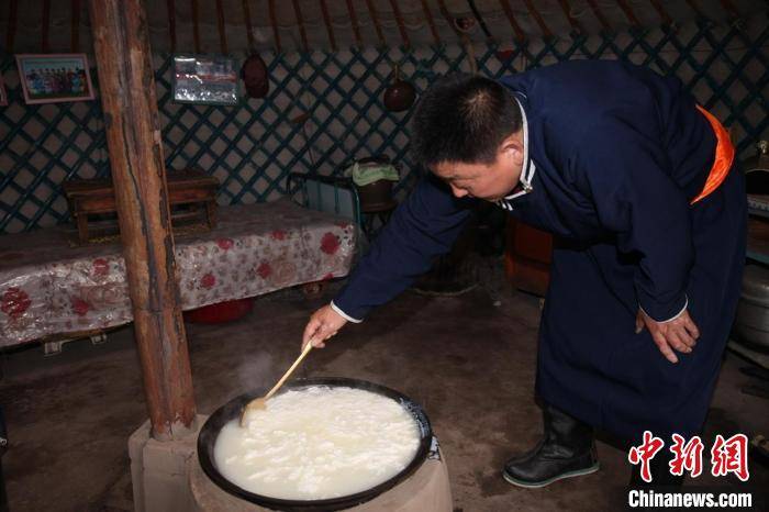 锡林郭勒草原牧民贷庆:从骑摩托的收购小贩到非遗传承人_奶制品