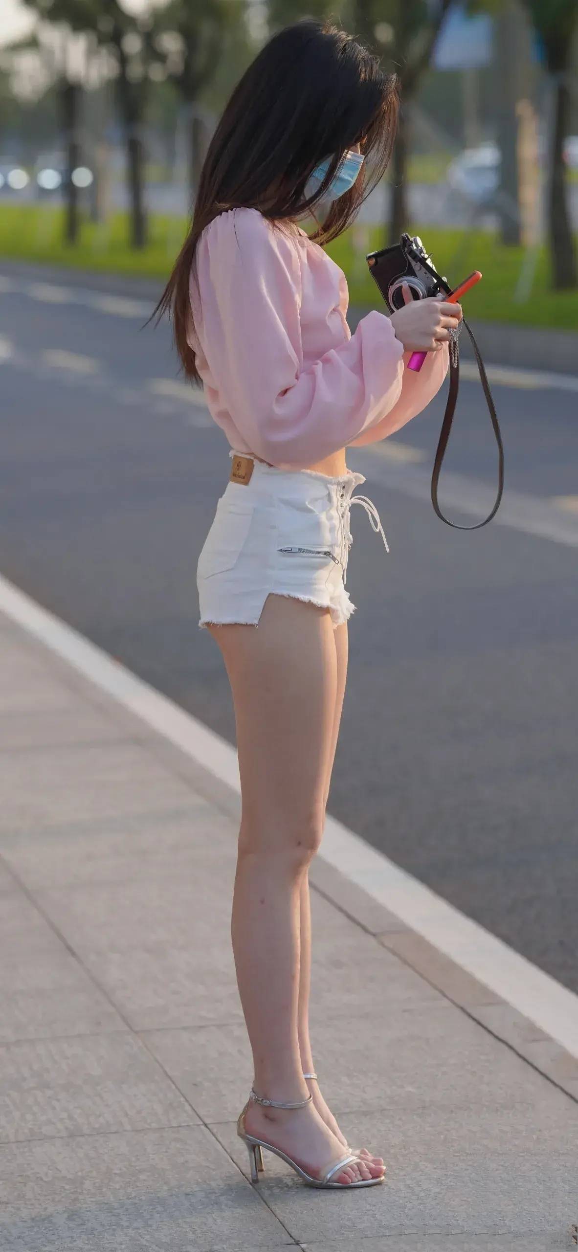 身材|粉色漏脐薄纱上衣,搭配白色毛边短裤,身材极具美感很是吸睛