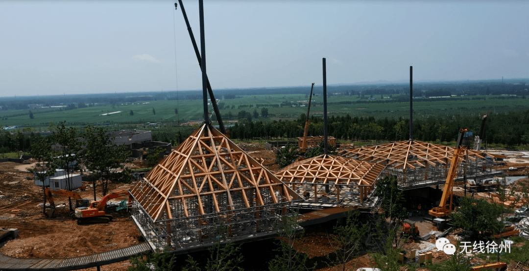 三个建筑,四棱锥的外形 这里居然能"造云"落雨…_天沟