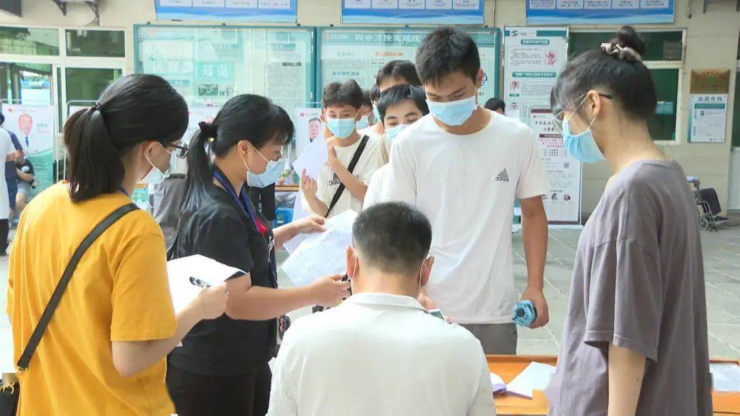 300多名四会青年应征!城中街道开展2021年秋季征兵体检初检工作
