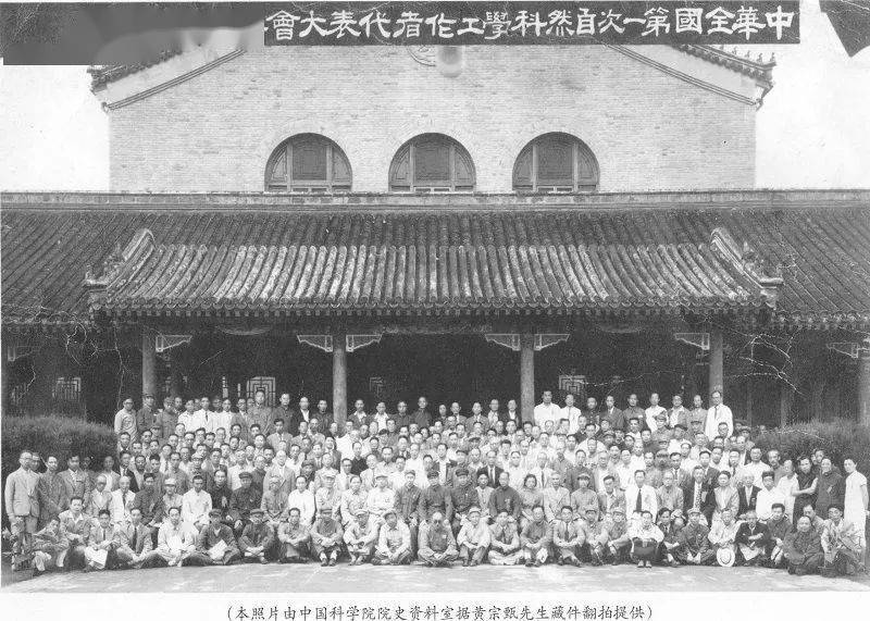 在1930年11月7日召开中国工农兵会议第一次全国代表大会,成立中华苏