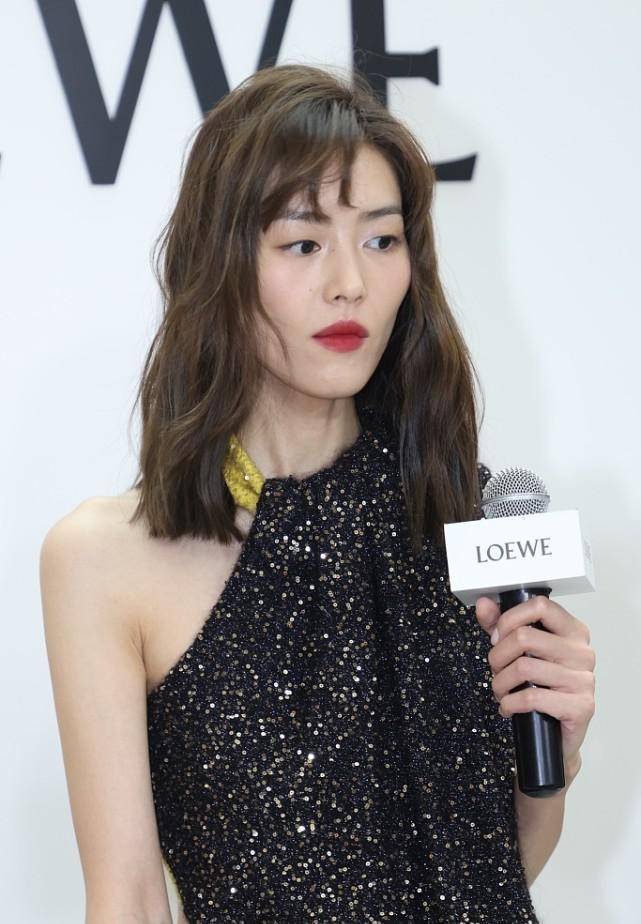进行|刘雯真不愧是超模，身材骨感有腰有腿，穿俗气亮片也有高级感