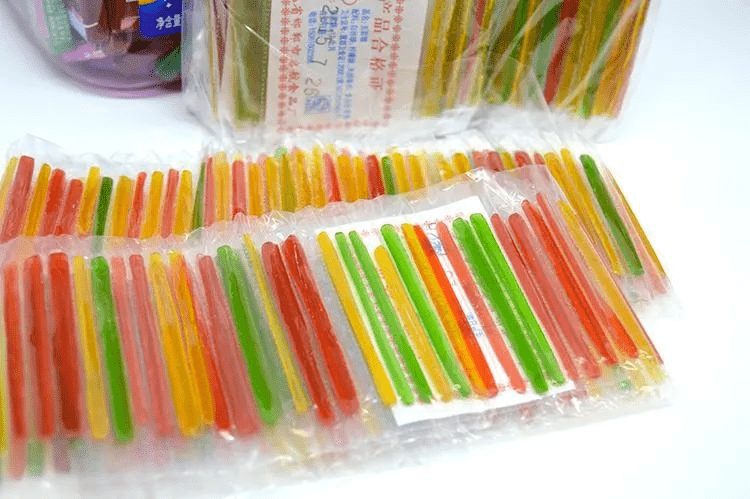 花一毛钱就能买上许多的  「 粘牙糖」 ,当你请上几个小伙伴一人一根