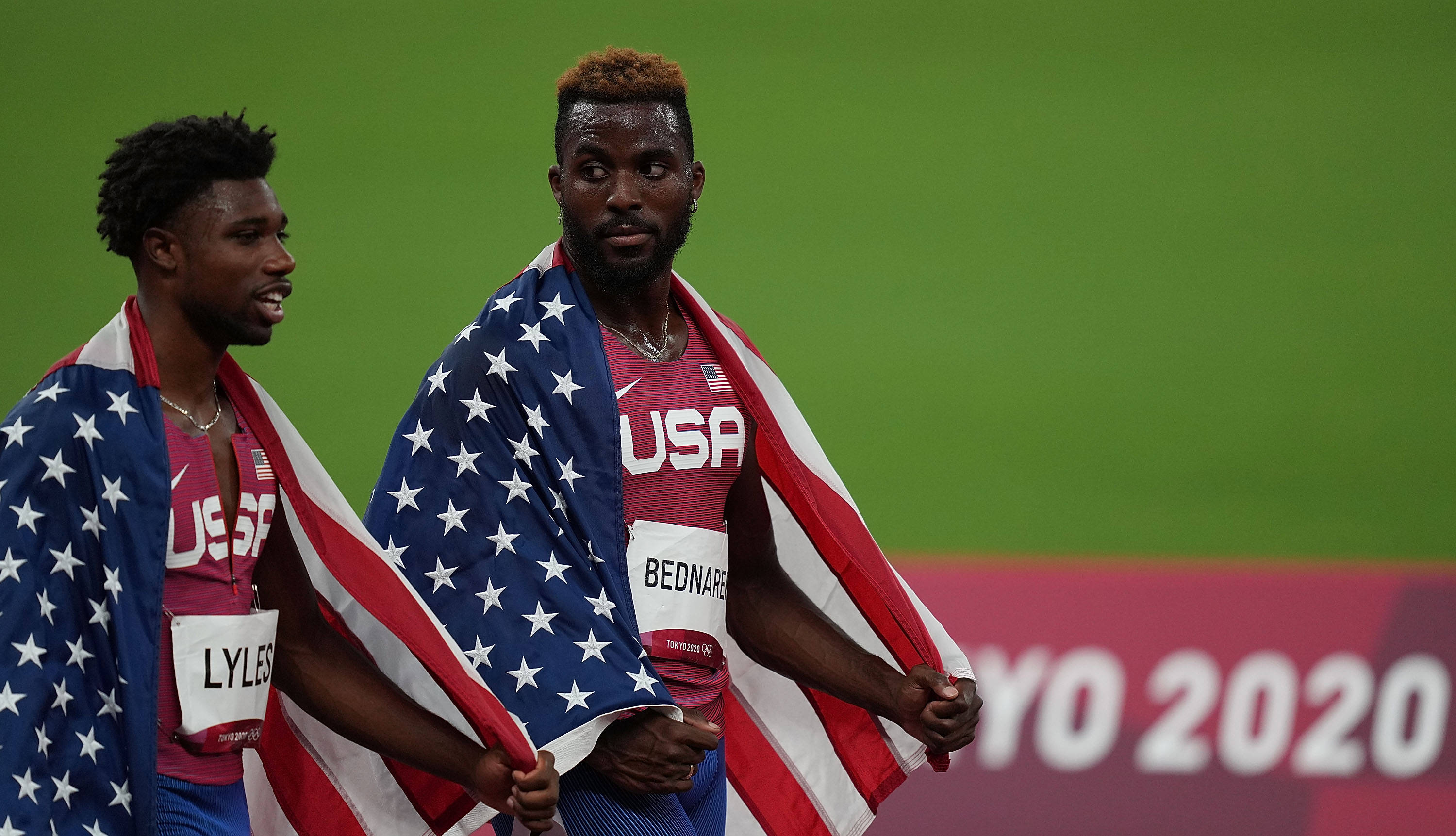 8月4日,美国选手莱尔斯(左)和贝德纳雷克在男子200米决赛后.