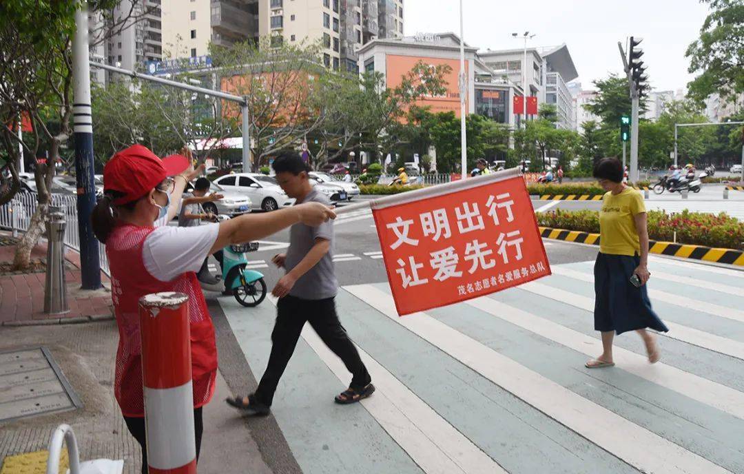 创文巩卫争当先锋茂名百名文明交通劝导志愿者齐上岗掀起市民助力创文