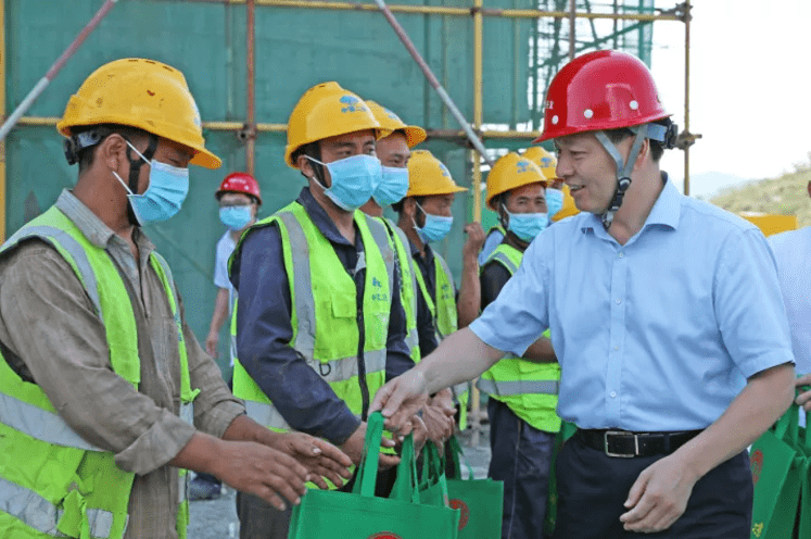 坚决做好常态化疫情防控彭水县委书记钱建超看望慰问坚守一线的劳动者