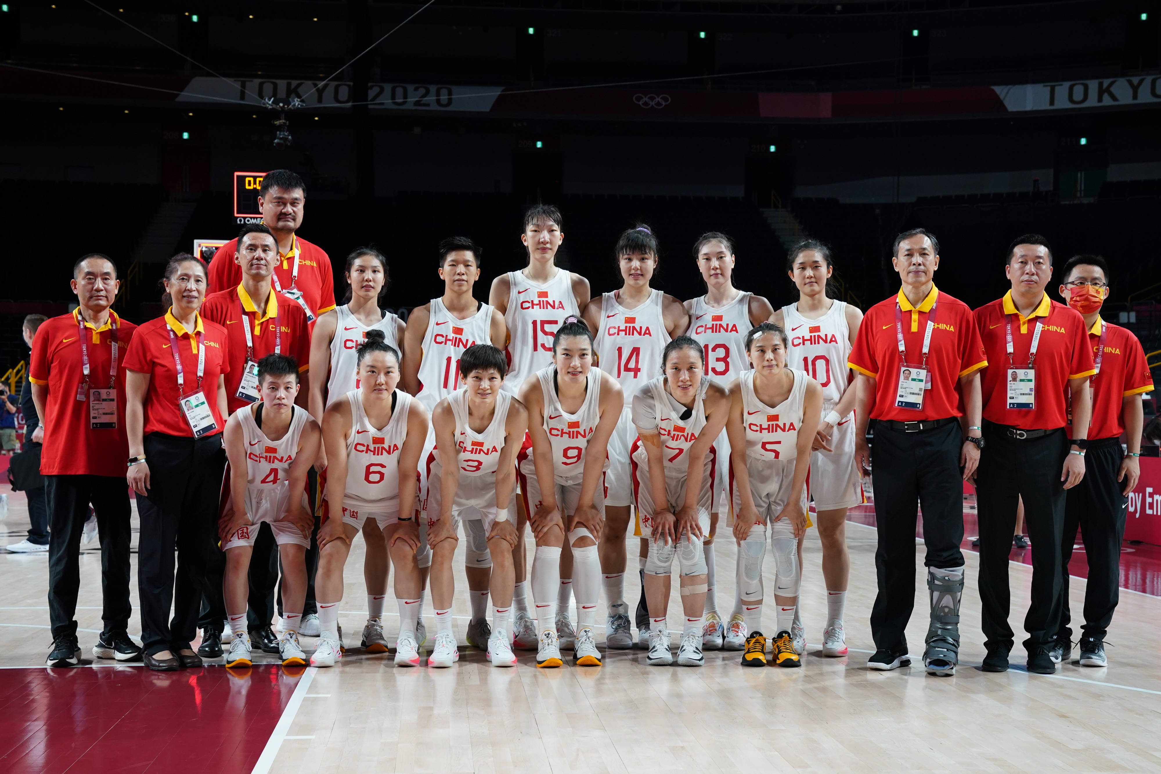 中国女篮遗憾不敌塞尔维亚,赛后队员大合影.