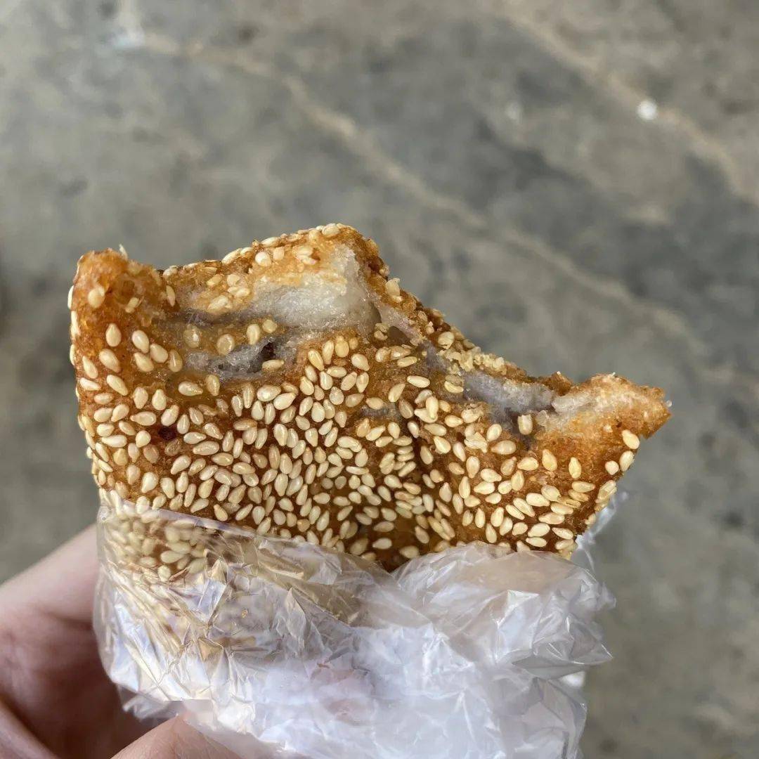 过的面粉,入口松脆  里层黏黏的糯米加上 香软多汁的肉馅 安铺煎堆