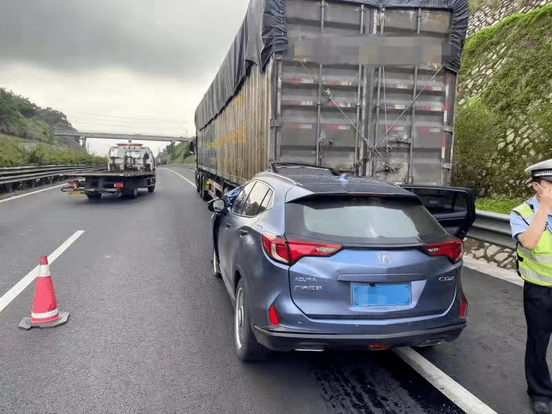 事发高速漳浦段,小轿车追尾大货车,车头被大货车尾部拖行近百来米