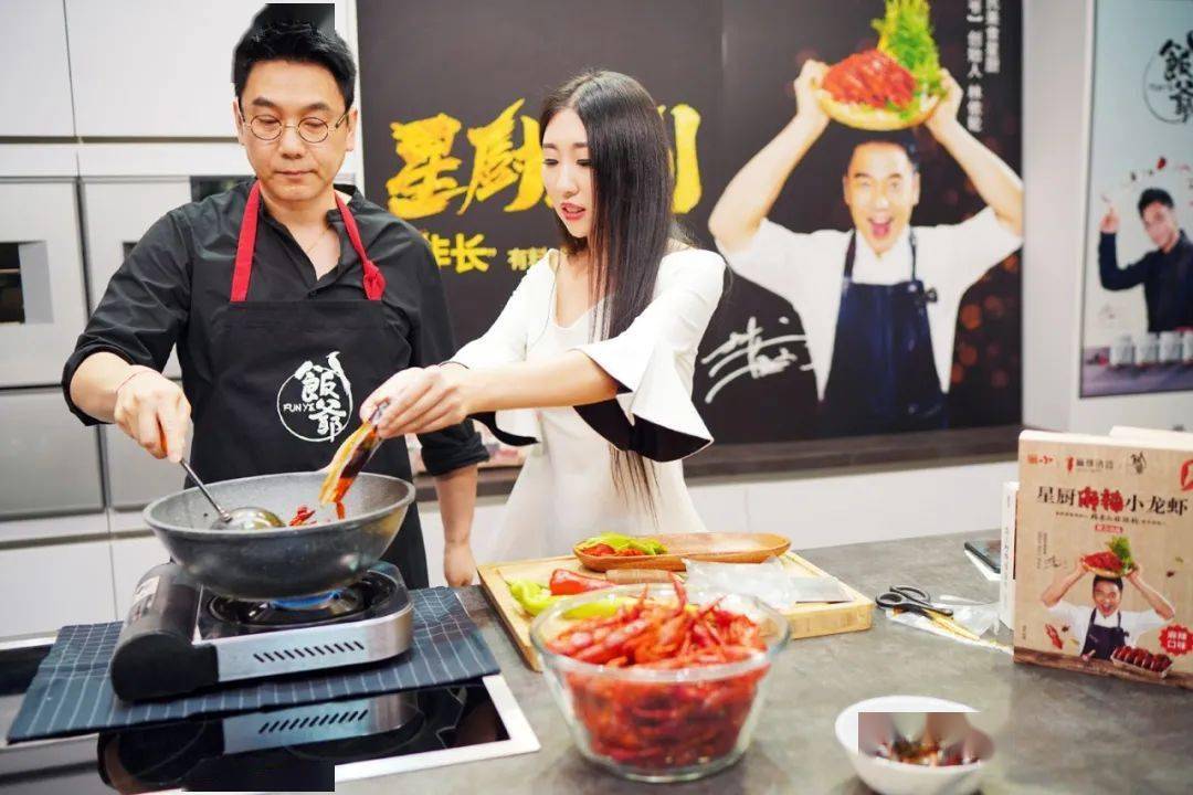 其中"明星 美食 竞技"元素不仅开创了美食节目的明星化时代,也让节目