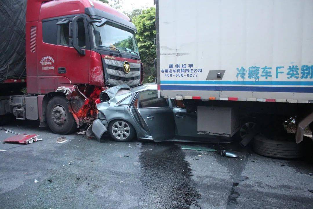 隆林高速连发4起交通事故,场面惨烈