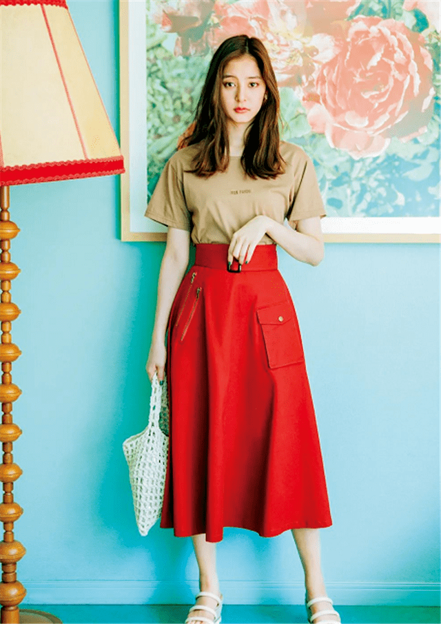 百褶|40岁女人穿裙子，要谨记：颜色选素，款式选款，这样才能时髦减龄