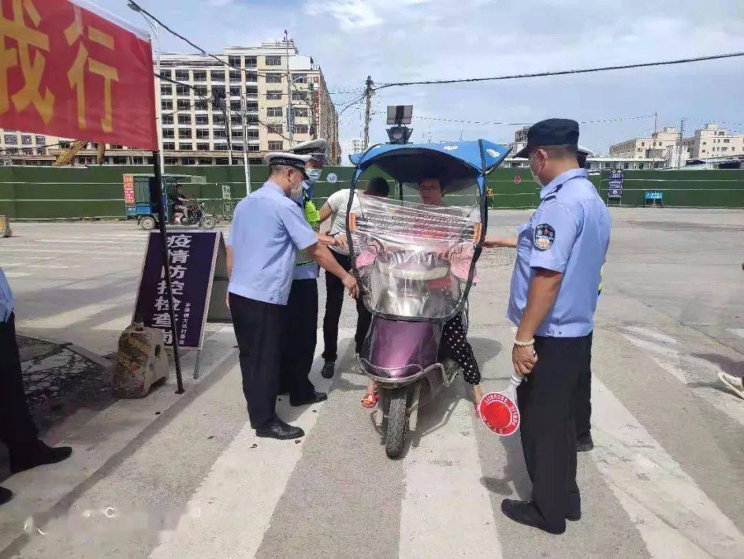 今天,潮阳公安分局交警大队组织民警到谷饶镇大坑村开展"美丽乡村安全