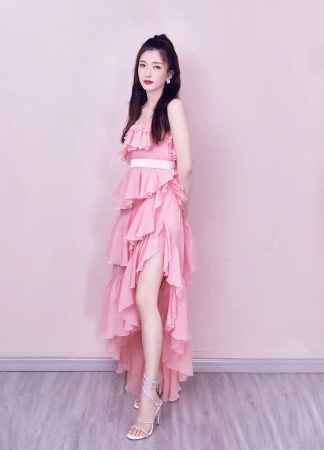 江疏影|江疏影原装五官真抗老，穿针织衫露天大巴玩泡泡像少女，太漂亮了