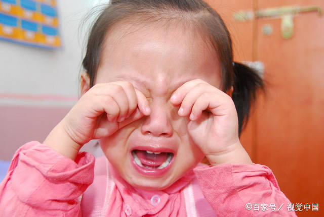 家长|宝宝上幼儿园又哭又闹不愿意去，家长焦头烂额，四招应对能帮大忙