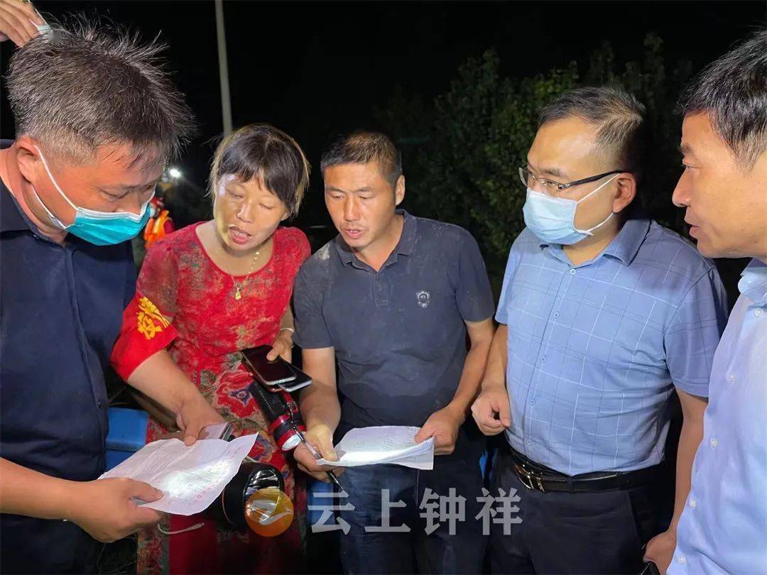 河水暴涨,钟祥市丰乐镇争分夺秒连夜转移被困群众263人