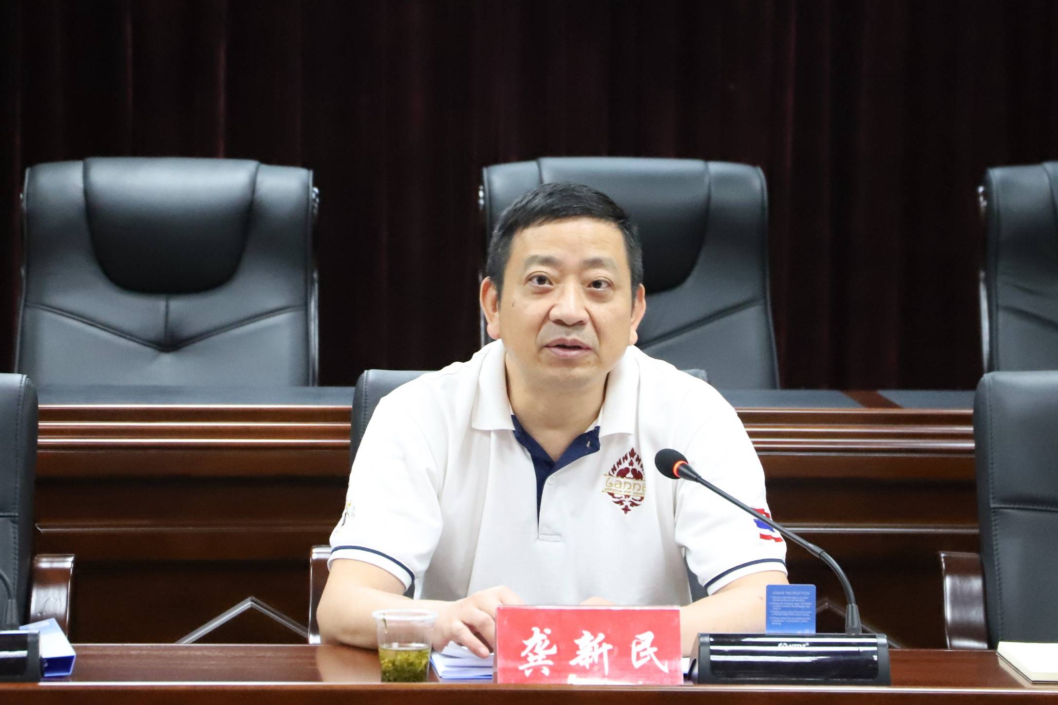 龚新民指出,云岩区人大机关党支部这次专题组织生活会会前准备充分