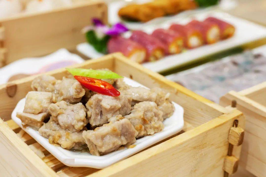 一笼凤爪瞬间就能扫空 蒜香排骨也值得来上一盘 排骨 肥瘦适中,柔韧