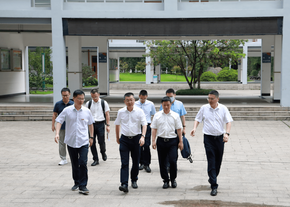 会前,秦肖在副市长池万松,市府办主任林圣赞等陪同下实地考察瑞安十中