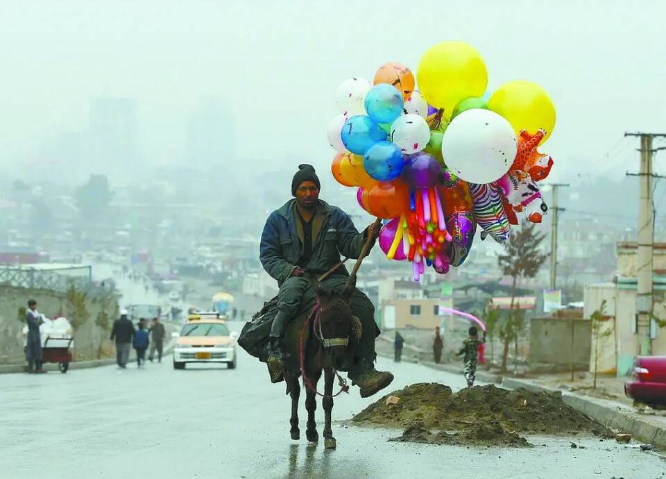 喀布尔街头卖气球的人.