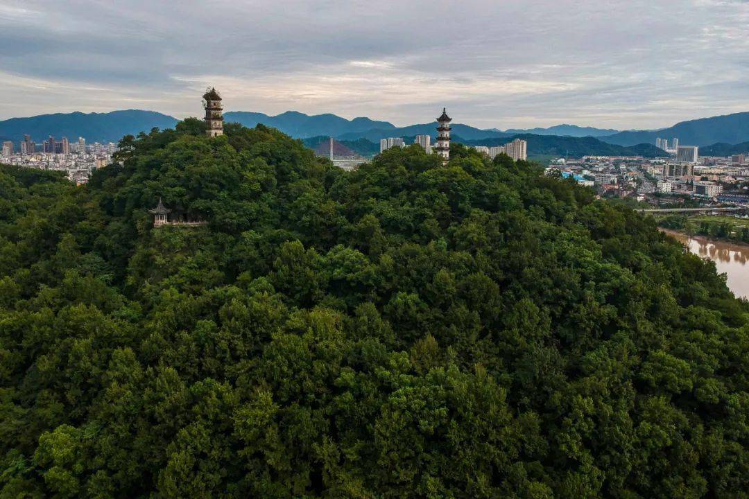 巾山,也称巾子山,毗邻江南长城,虽然只有100多米高,却是临海古城的