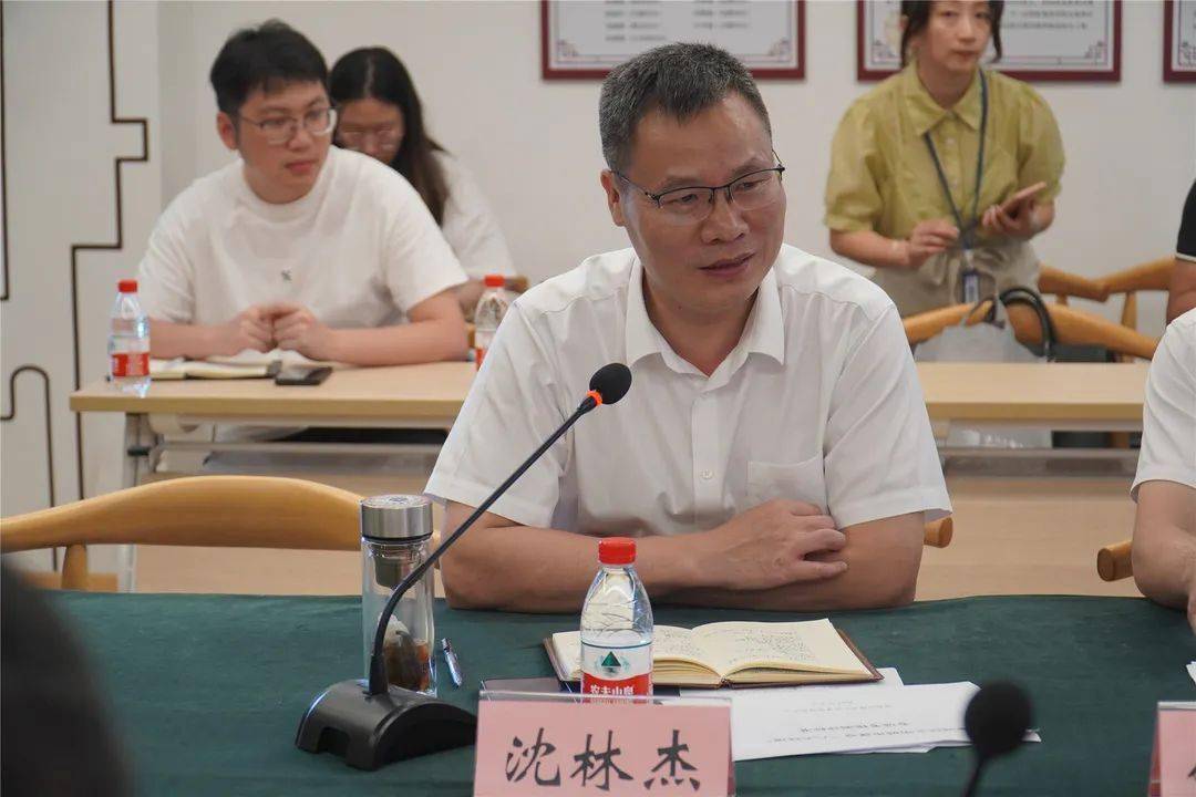 沈林杰充分肯定了鹿城区,南汇街道及大自然社区在文明城市创建过程中